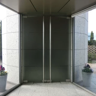 チャペル前の控え室（外）
