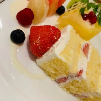 ウェディングケーキとフルーツの盛り合わせ
