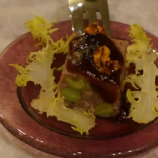 ウェルカムドリンクと一緒に出てくるちょっとしたお料理です。