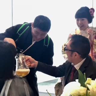 ビールサービングで各席あいさつ