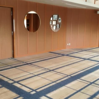 船内をイメージの会場。