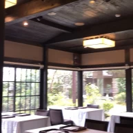 窓からお庭が見えます。