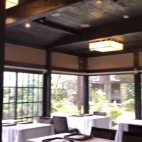 窓からお庭が見えます。