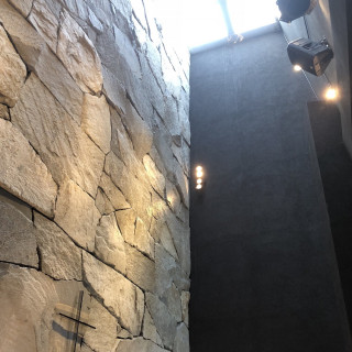 石壁に自然光が差し込みます