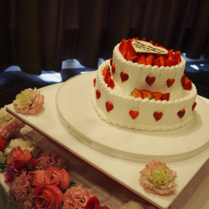 ウェディングケーキ、ケーキ前のお花|524957さんのオーシャンスイート（旧：ホテルシーガルてんぽーざん）の写真(729543)