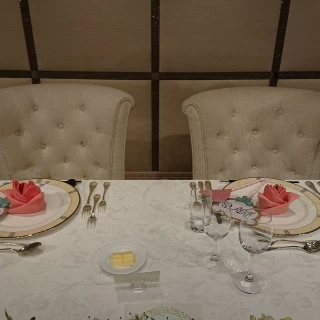 メインテーブル。手作りしたフォトプロップスを置いています。