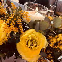 アレンジタイプのテーブル装花。ラナンキュラスも入ってます。