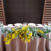 ミモザとユーカリ、ラナンキュラスのメインテーブル装花です！