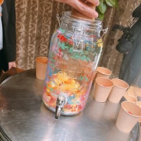 参列者にフルーツを入れてもらい、サングリアを作りました。