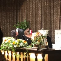 オレンジ、黄色ベースの装花と鳥かごでアレンジしました。