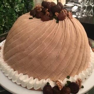 ウェディングケーキは好きに作れます。