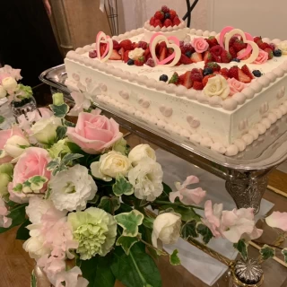 ウェディングケーキのデザインも、それを彩る花達も大満足でした