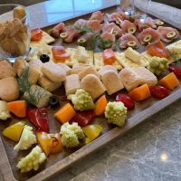 挙式終わりの出たところでちょっとした立食プチパーティー