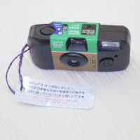 友人テーブルに写ルンですを置きました