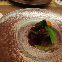 お肉料理、お皿も素敵