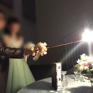 各テーブルに設置されているキャンドルに火を灯して回ります。