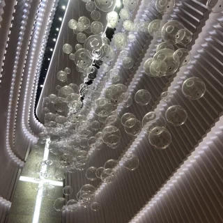 チャペル天井のガラス