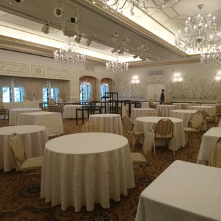 すこし広めの披露宴会場