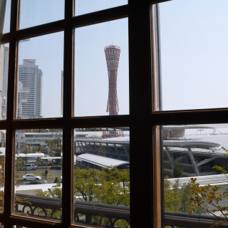 会場の窓から見える神戸タワー