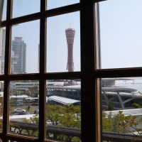 会場の窓から見える神戸タワー