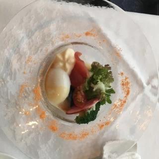 温玉の乗ったマグロのサラダ