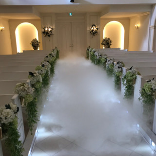 花嫁さんが入場する時に、この白い煙が出てくるのが素敵です。