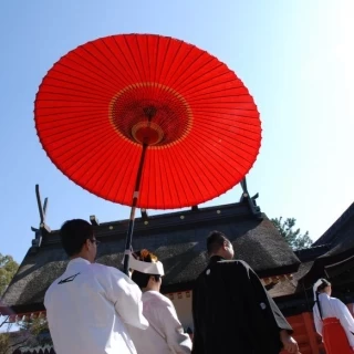 雲ひとつない天気の中、花嫁行列
