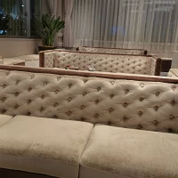 ゲスト控え室は窓に囲まれて解放感満載