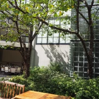 披露宴中に自由に動き回れるアットホームなガーデン
