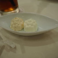 オレンジのバターとノーマルなバター、パンにあわせて楽しめる