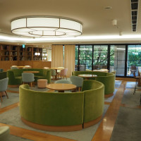 ゲスト控え室、統一感がある緑と木目の空間
