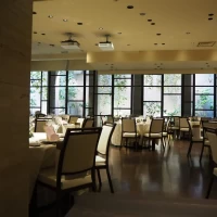 窓がたくさんあって自然光をとりこめる