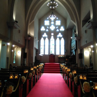 ベンチやシャンデリアや照明はイギリス教会のアンティーク