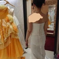 マーメイドドレスの後ろ。
下半身透けてます、、、。