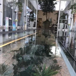 ロビーまでの廊下です。足元がガラス張りです。
