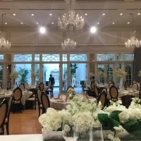 披露宴会場メゾンドオペラ邸高砂席からの景色（カーテン開）