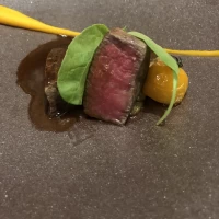 メイン料理のソースをゲストが選べるなどの楽しめる演出もあ