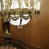 大階段のシャンデリア