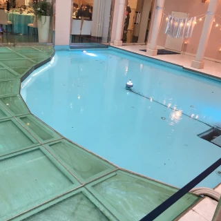 披露宴会場に湖もあり