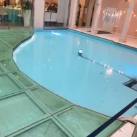 披露宴会場に湖もあり