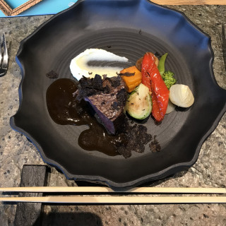 肉料理です。肉厚で食べ応え有ります！年配の方には切って提供も