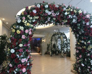 チャペル前の造花のアーチ
少し安っぽかった…|526355さんのホテル メルパルク大阪(ワタベウェディンググループ)（営業終了）の写真(737702)