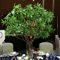 ゲストテーブルにはナチュラル系で木とお花を