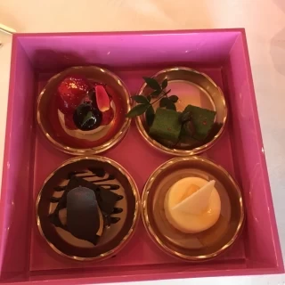 可愛いBOXに入ったコースのデザート