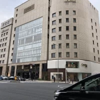 外苑前駅出口からの外観