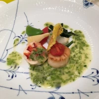 オマール海老　ホタテ貝　春キャベツ　アオサノリ風味ソース
