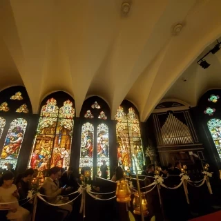 大きなステンドグラスは迫力と神聖さが感じられます。