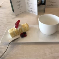 ウエディングケーキはデザートプレート1人ひとつ配られました。