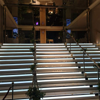 （スカイチャペル）階段・バージンロードはロマンチックな雰囲気