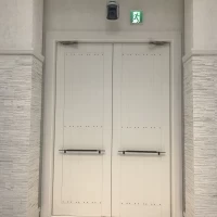 チャペルの扉上にはカメラが設置されています